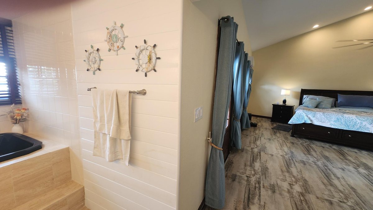 Main Bathroom 3