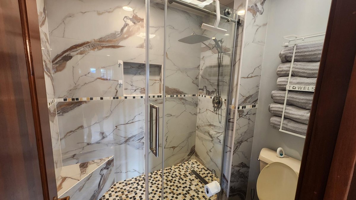 Main Bathroom 4